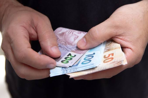 Governo propõe salário mínimo de R$ 1.741 em 2027