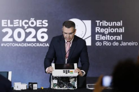 TRE-RJ apresenta mecanismos da urna eletrônica e reforça confiabilidade do sistema eleitoral